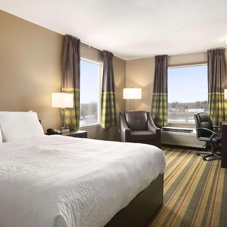 Days Inn By Wyndham Вудсток Экстерьер фото