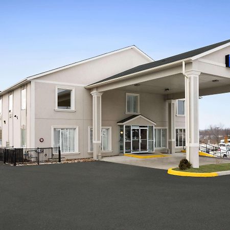 Days Inn By Wyndham Вудсток Экстерьер фото