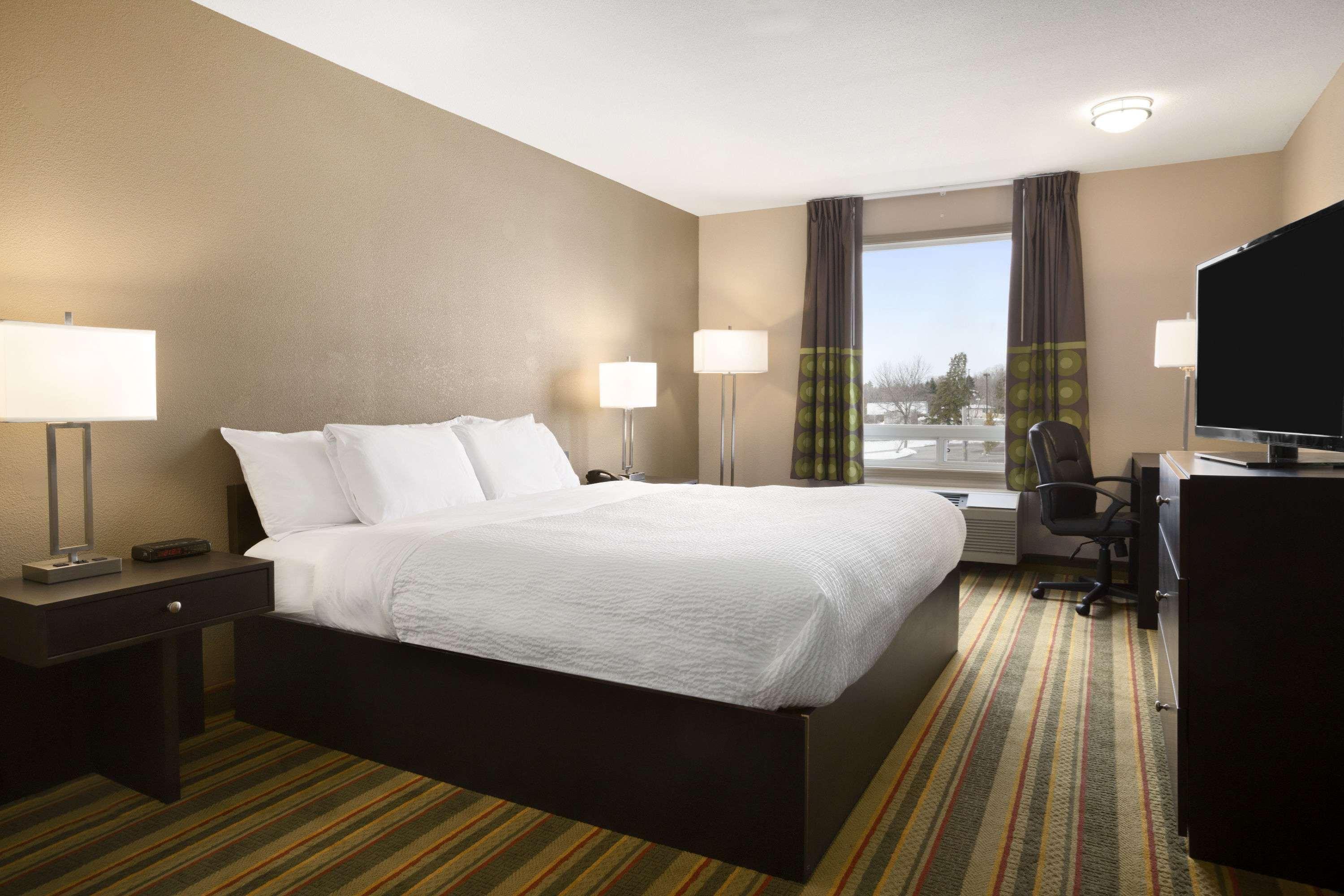 Days Inn By Wyndham Вудсток Экстерьер фото