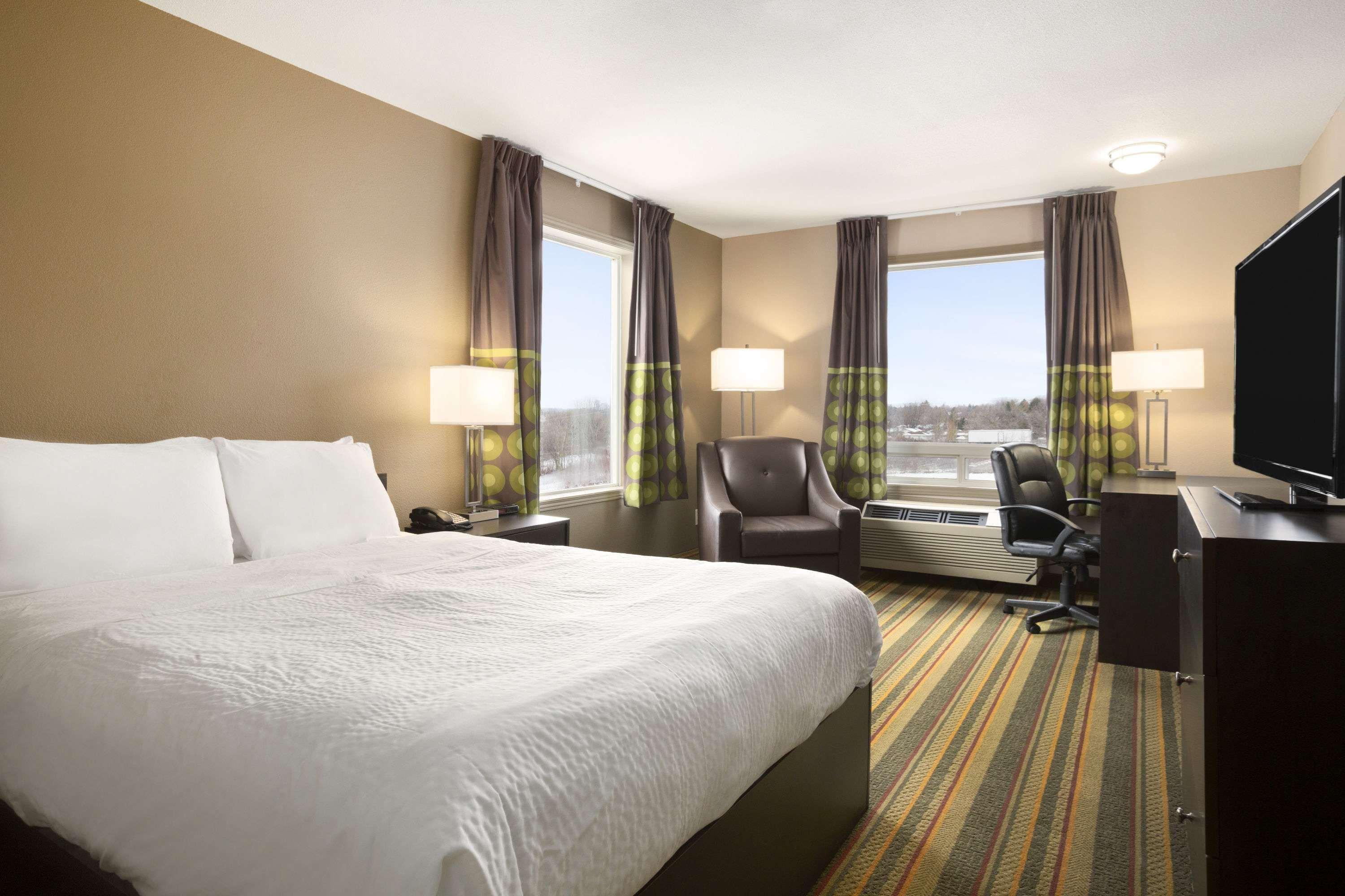 Days Inn By Wyndham Вудсток Экстерьер фото