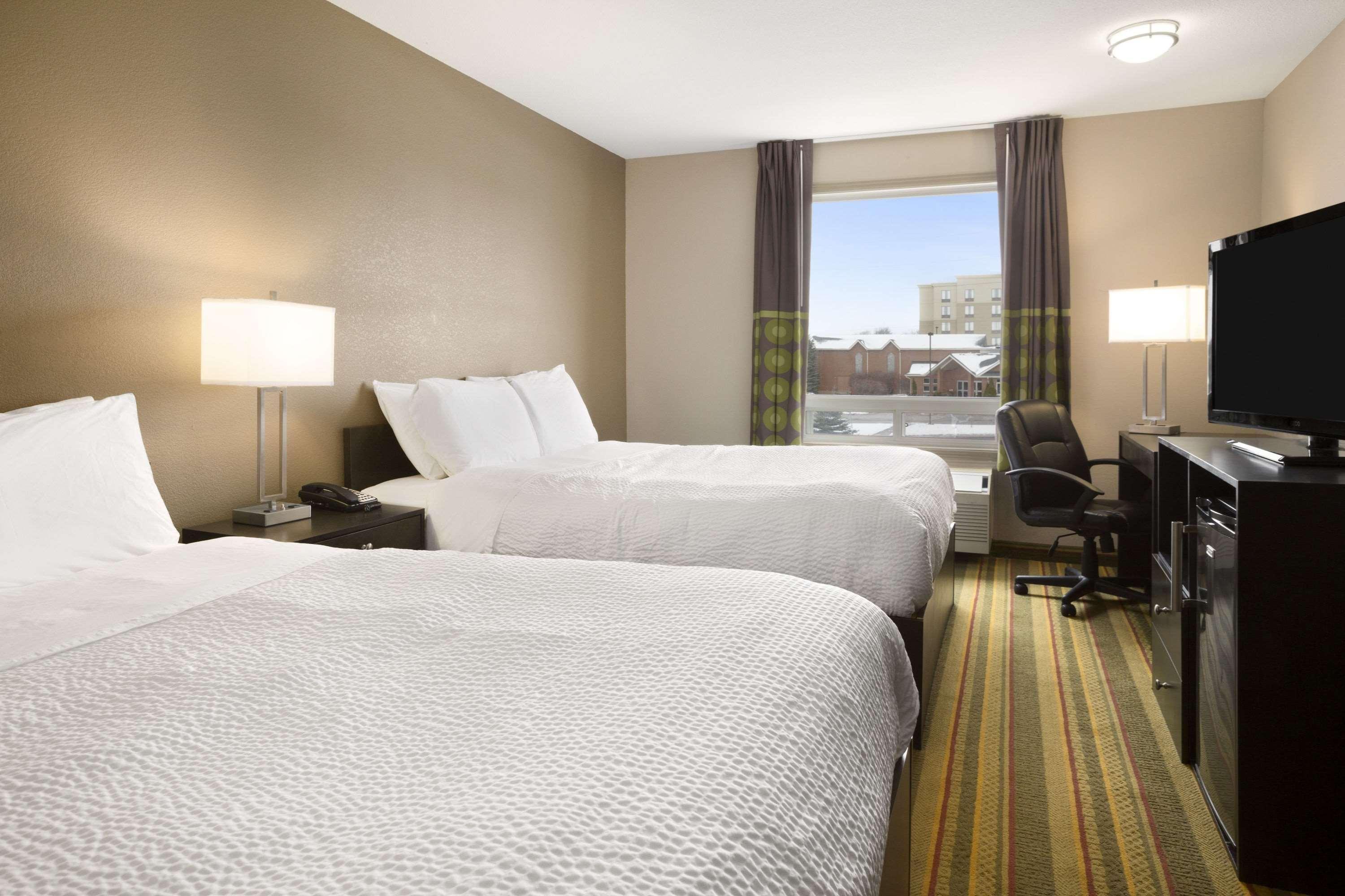 Days Inn By Wyndham Вудсток Экстерьер фото