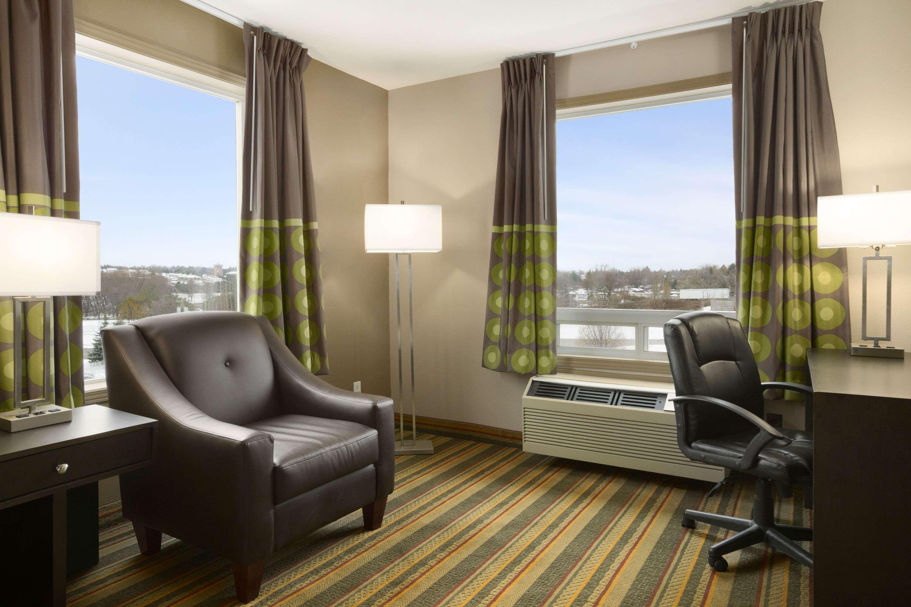 Days Inn By Wyndham Вудсток Экстерьер фото