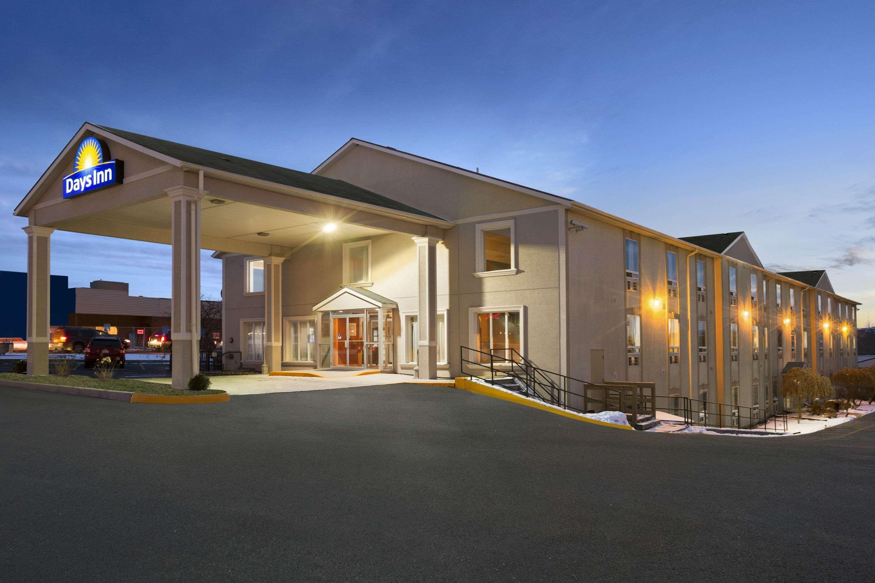 Days Inn By Wyndham Вудсток Экстерьер фото
